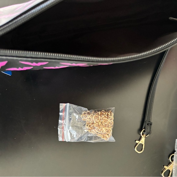 NWT DC Wonder Woman Pink and Black Crossbody Purse with 2 Removable Straps - Picture 6 of 7